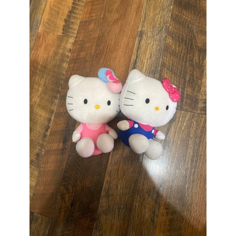 Hello Kitty plush‎
